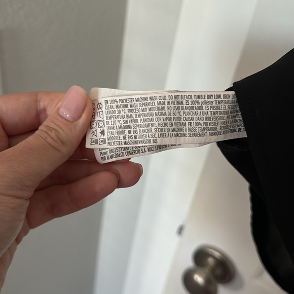 Forever, 21 black top keyhole, detail, front and back medium sleeveless tank - Picture 6 of 6